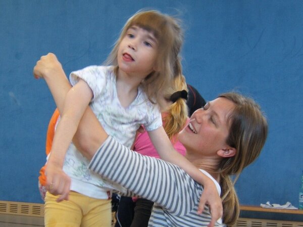 Foto vom großen Schulprojekt I like to move it move it bei Linz Kulturhauptstadt 2009. Foto mit einem Mädchen beim Tanzen