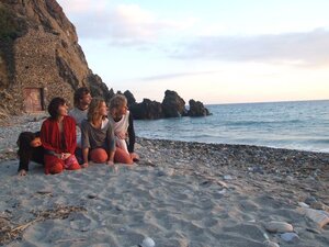 mit Perrformancegruppe poolover am Strand bei Sonnenuntergang